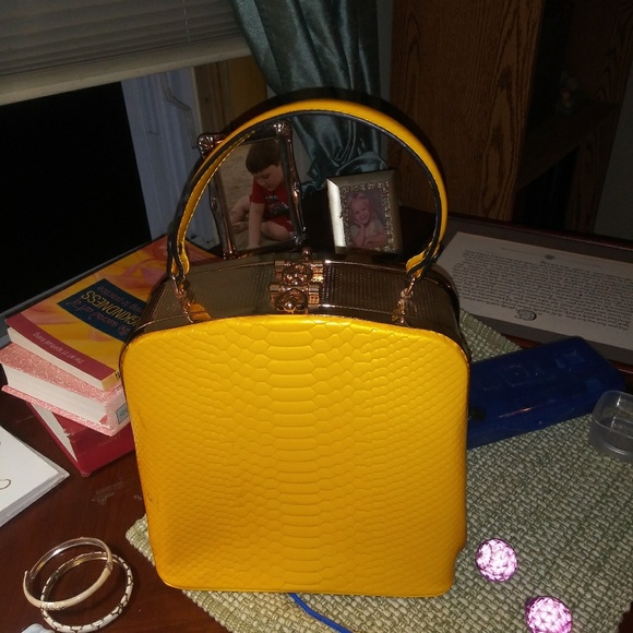 Unique Yellow Purse - Picture 1 of 1